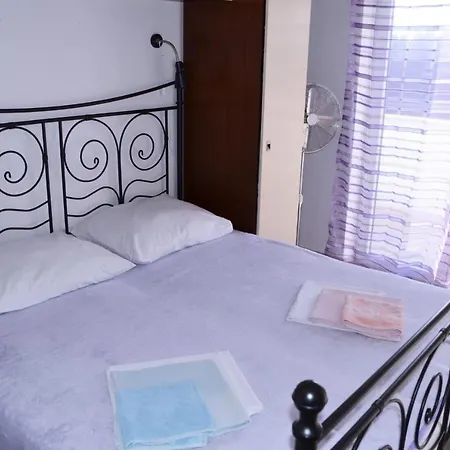 Pjescana Uvala 7 *